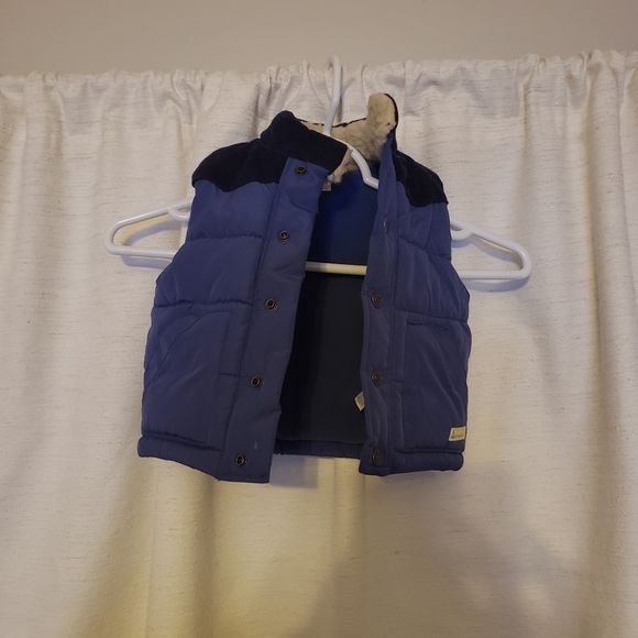 Carter's kids Puffer Vest. - Picture 2 of 11